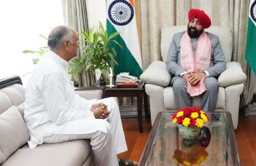 Shri Shyamveer Saini, Vice-Chairman of the State-Level Sugarcane Development Advisory Committee, Uttarakhand, paying a courtesy call on the Governor.