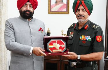राज्यपाल से लोक भवन में जीओसी, उत्तराखण्ड सब एरिया मेजर जनरल एमपीएस गिल ने शिष्टाचार भेंट की।