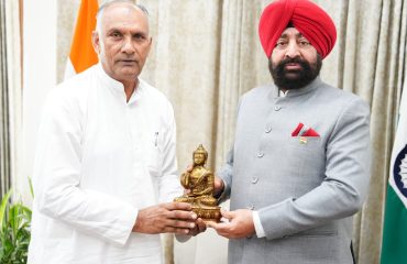 राज्यपाल से लोक भवन में उपाध्यक्ष, राज्य स्तरीय गन्ना विकास सलाहकार समिति उत्तराखण्ड श्री श्यामवीर सैनी ने शिष्टाचार भेंट की।