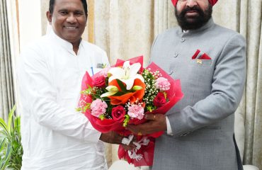 राज्यपाल से लोक भवन में उपाध्यक्ष, सामाजिक कल्याण योजना निगरानी समिति उत्तराखण्ड श्री देशराज कर्णवाल ने शिष्टाचार भेंट की।