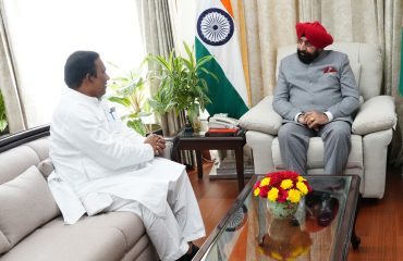 राज्यपाल से शिष्टाचार भेंट करते हुए उपाध्यक्ष, सामाजिक कल्याण योजना निगरानी समिति उत्तराखण्ड श्री देशराज कर्णवाल।