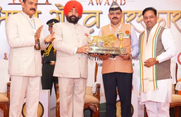 भारत गौरव पुरस्कार’ समारोह में उत्कृष्ट योगदान देने वाली प्रतिभाओं को सम्मानित करते हुए राज्यपाल।