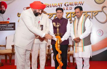 ‘भारत गौरव पुरस्कार’ समारोह का शुभारंभ करते हुए राज्यपाल।