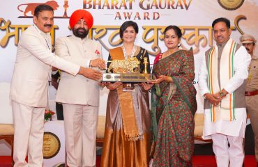 भारत गौरव पुरस्कार’ समारोह में उत्कृष्ट योगदान देने वाली प्रतिभाओं को सम्मानित करते हुए राज्यपाल।