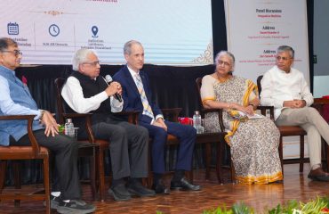 ‘‘एकीकृत चिकित्सा संगोष्ठी’’ में अपने विचार रखते हुए देश-विदेश के चिकित्सा विशेषज्ञ, शिक्षाविद और विभिन्न चिकित्सा पद्धतियों से जुड़े विशेषज्ञ।