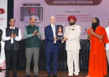 The Governor honoring medical experts, academicians, and specialists from various medical systems from India and abroad