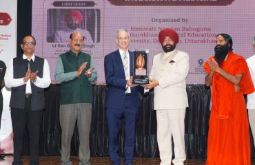 The Governor honoring medical experts, academicians, and specialists from various medical systems from India and abroad