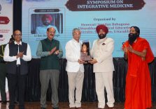 The Governor honoring medical experts, academicians, and specialists from various medical systems from India and abroad