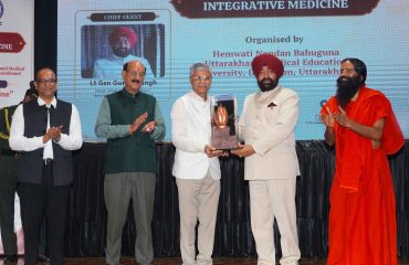 The Governor honoring medical experts, academicians, and specialists from various medical systems from India and abroad