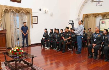 ऑपरेशन सद्भावना के अंतर्गत राष्ट्रीय एकता यात्रा पर आए लेह, लद्दाख के छात्र-छात्राओं को संबोधित करते हुए राज्यपाल।