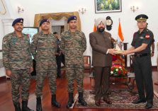 ऑपरेशन सद्भावना के अंतर्गत राष्ट्रीय एकता यात्रा पर लेह, लद्दाख के छात्र-छात्राओं के साथ आए लेफ्टिनेंट कर्नल अनिल कुमार को स्मृति चिन्ह भेंट करते हुए राज्यपाल।
