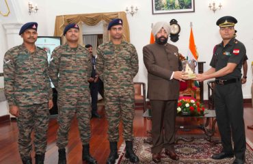 ऑपरेशन सद्भावना के अंतर्गत राष्ट्रीय एकता यात्रा पर लेह, लद्दाख के छात्र-छात्राओं के साथ आए लेफ्टिनेंट कर्नल अनिल कुमार को स्मृति चिन्ह भेंट करते हुए राज्यपाल।