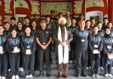 ऑपरेशन सद्भावना के अंतर्गत राष्ट्रीय एकता यात्रा पर आए लेह, लद्दाख के छात्र-छात्राओं के साथ राज्यपाल।