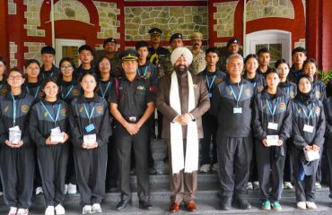ऑपरेशन सद्भावना के अंतर्गत राष्ट्रीय एकता यात्रा पर आए लेह, लद्दाख के छात्र-छात्राओं के साथ राज्यपाल।