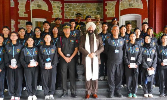 ऑपरेशन सद्भावना के अंतर्गत राष्ट्रीय एकता यात्रा पर आए लेह, लद्दाख के छात्र-छात्राओं के साथ राज्यपाल।
