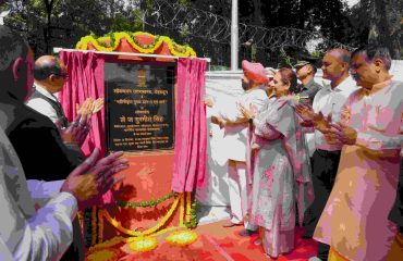 राज्यपाल के पांच वर्ष पूर्ण होने के अवसर पर लोक भवन के मुख्य प्रवेश द्वार का लोकार्पण करते हुए राज्यपाल।