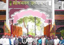लोक भवन के मुख्य प्रवेश द्वार-3 के लोकार्पण कार्यक्रम के अवसर पर राज्यपाल साथ में लोक भवन के अधिकारीगण एवं कर्मचारीगण।
