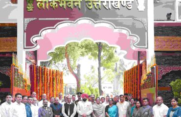 लोक भवन के मुख्य प्रवेश द्वार-3 के लोकार्पण कार्यक्रम के अवसर पर राज्यपाल साथ में लोक भवन के अधिकारीगण एवं कर्मचारीगण।