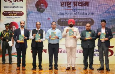 राज्यपाल के पांच वर्ष पूर्ण होने के अवसर पर लोक भवन में आयोजित कार्यक्रम में ‘आत्मा के स्वर’ खण्ड-5 पुस्तक का विमोचन करते हुए राज्यपाल।