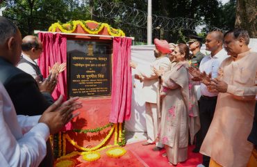 The Governor inaugurating the main entrance of Lok Bhavan on the occasion of completing five years in office.