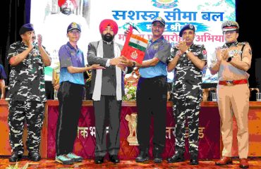 The Governor flagging off the Sashastra Seema Bal (SSB) all-women Mount Shrikanth Expedition-2026 from Lok Bhavan.