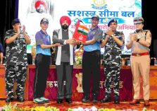 लोक भवन से सशस्त्र सीमा बल (एसएसबी) के ऑल-वुमन माउंट श्रीकंठ अभियान-2026 का फ्लैग-ऑफ करते हुए राज्यपाल।