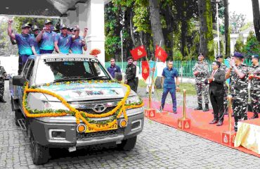 The Governor flagging off the Sashastra Seema Bal (SSB) all-women Mount Shrikanth Expedition-2026 from Lok Bhavan.