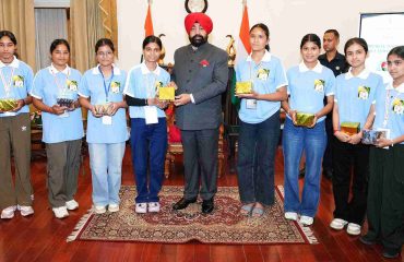 Meritorious students from the Devprayag Assembly constituency, embarking on a 'Bharat Darshan' educational tour, meeting the Governor at Lok Bhavan.