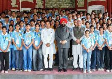 The Governor with the meritorious students from the Devprayag Assembly constituency who are setting out on the 'Bharat Darshan' educational tour.