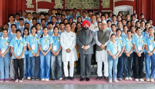 The Governor with the meritorious students from the Devprayag Assembly constituency who are setting out on the 'Bharat Darshan' educational tour.
