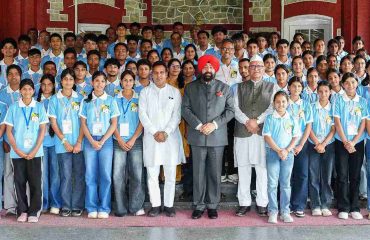 The Governor with the meritorious students from the Devprayag Assembly constituency who are setting out on the 'Bharat Darshan' educational tour.