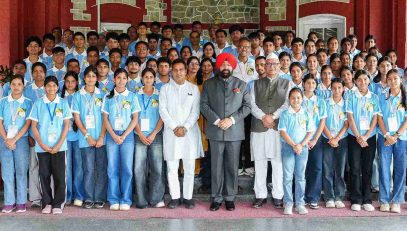 The Governor with the meritorious students from the Devprayag Assembly constituency who are setting out on the 'Bharat Darshan' educational tour.