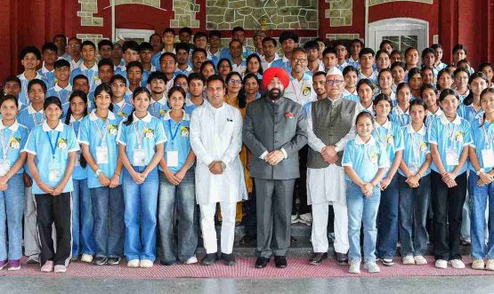 The Governor with the meritorious students from the Devprayag Assembly constituency who are setting out on the 'Bharat Darshan' educational tour.