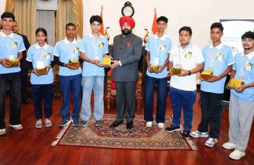 राज्यपाल से लोक भवन में देवप्रयाग विधानसभा क्षेत्र से भारत दर्शन शैक्षिक यात्रा पर जा रहे मेधावी छात्र-छात्राओं ने मुलाकात की।