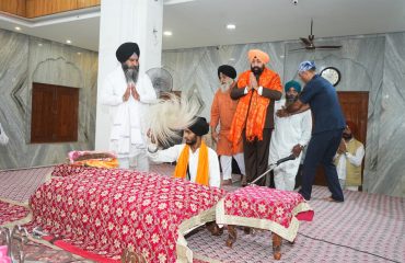 उज्जैन स्थित गुरुद्वारा श्री नानक घाट साहिब में माथा टेककर देश एवं प्रदेश की सुख-शांति, समृद्धि तथा खुशहाली की कामना करते हुए राज्यपाल।