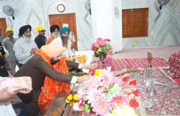 Governor paid obeisance at Gurdwara Shri Nanak Ghat Sahib in Ujjain and prayed for peace, prosperity and the well-being of the people of the country and the state.