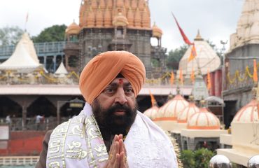 Governor Lieutenant General Gurmit Singh (Retd.) on Saturday offered prayers and paid obeisance at the revered Shri Mahakaleshwar Jyotirlinga Temple in Ujjain.
