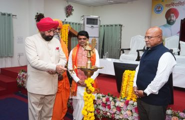 उज्जैन, मध्य प्रदेश स्थित महर्षि पाणिनि संस्कृत एवं वैदिक विश्वविद्यालय में आयोजित कार्यक्रम का शुभारंभ करते हुए राज्यपाल।