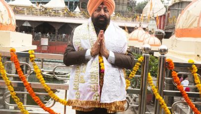 The Governor offering prayers and seeking blessings from Lord Mahakal at the Shri Mahakaleshwar Jyotirlinga Temple in Ujjain.