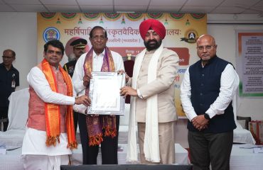 कार्यक्रम के अवसर पर संस्कृत भाषा एवं वैदिक परंपरा के संरक्षण और संवर्धन में महत्वपूर्ण योगदान देने वाले विद्वानों को सम्मानित करते हुए राज्यपाल।