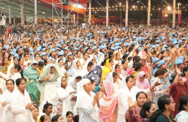 हरिद्वार में मानव उत्थान सेवा समिति द्वारा आयोजित कैबिनेट मंत्री श्री सतपाल महाराज के जन्मोत्सव कार्यक्रम में उपस्थित गणमान्य लोग।