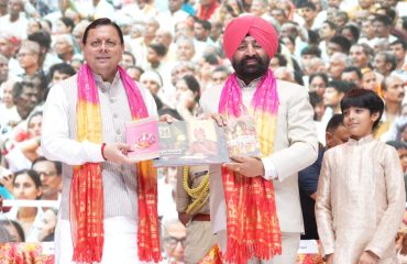हरिद्वार में मानव उत्थान सेवा समिति द्वारा आयोजित कैबिनेट मंत्री श्री सतपाल महाराज के जन्मोत्सव कार्यक्रम में पत्रिकाओं का विमोचन करते हुए राज्यपाल एवं मुख्यमंत्री।