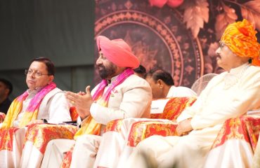 हरिद्वार में मानव उत्थान सेवा समिति द्वारा आयोजित कैबिनेट मंत्री श्री सतपाल महाराज के जन्मोत्सव कार्यक्रम में प्रतिभाग करते हुए राज्यपाल एवं मुख्यमंत्री।