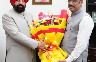 राज्यपाल से शिष्टाचार भेंट करते हुए सचिव सैनिक कल्याण एवं संस्कृति श्री युगल किशोर पंत।