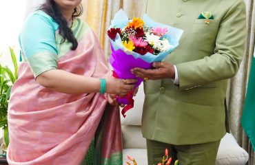 राज्यपाल से शिष्टाचार भेंट करती हुईं कवयित्री एवं लेखिका नैना कंसवाल।