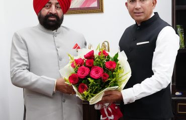 राज्यपाल से शिष्टाचार भेंट करते हुए नवनियुक्त सैनिक कल्याण निदेशक ब्रिगेडियर बी.एस. बसेड़ा (से नि)।