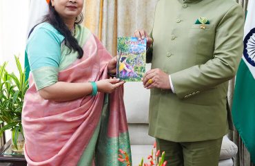 राज्यपाल को अपनी रचना भेंट करती हुईं कवयित्री एवं लेखिका नैना कंसवाल।