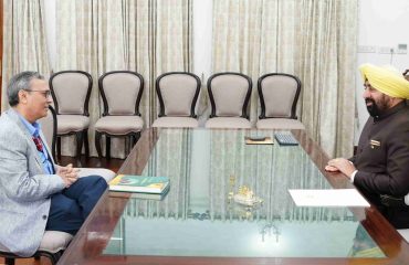 The Governor of Uttarakhand, Lieutenant General Gurmit Singh (Retd.), had a courtesy call with Shri Muzaffar Uddin Abdali, Chief Postmaster General, Uttarakhand Circle, Dehradun, at Lok Bhavan