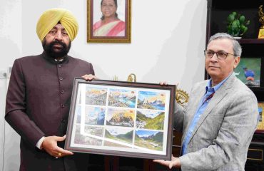 Chief Postmaster General, Uttarakhand Circle, Dehradun, Shri Muzaffaruddin Abdali paying a courtesy call on the Governor.