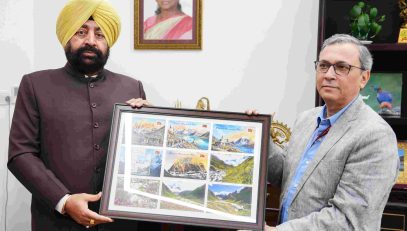Chief Postmaster General, Uttarakhand Circle, Dehradun, Shri Muzaffaruddin Abdali paying a courtesy call on the Governor.